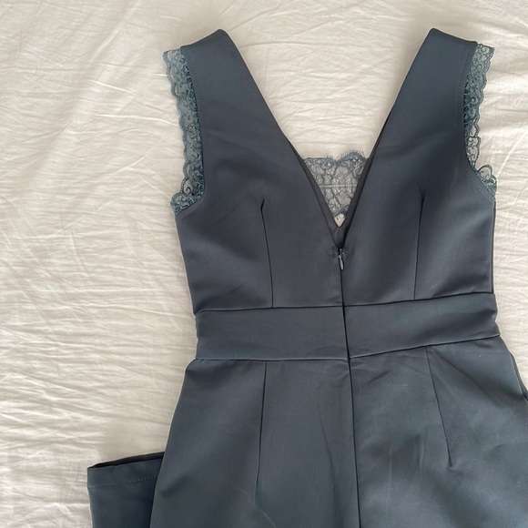 V-neck jumpsuit - Picture 2 of 5